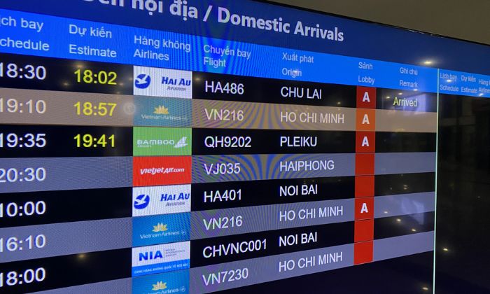 Bảng điện tử thông báo thời gian bay dự kiến tại sân bay Nội Bài