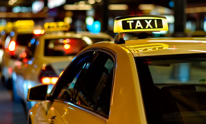 Taxi là phương tiện được nhiều quý khách hàng tin tưởng sử dụng