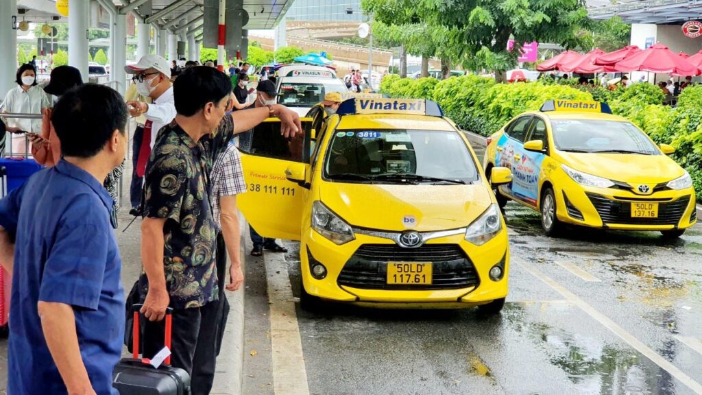 Xe taxi truyen thong luon san sang phuc vu hanh khach